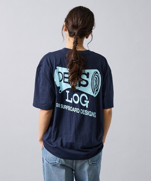 DEUS EX MACHINA(デウスエクスマキナ)の「【Deus Ex Machina / デウスエクスマキナ】 Log Tee / ロゴ Tシャツ / ユニセックス(Tシャツ/カットソー・メンズ・ネイビー/アイボリー・L/M)」の1枚目の写真