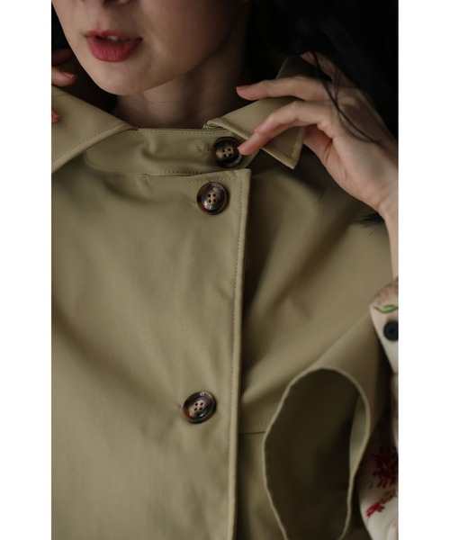 cawaii(カワイイ)の「ゆるやかなカーブシルエットのモモンガショートトレンチコート(トレンチコート・レディース・ネイビー/ベージュ・FREE)」の4枚目の写真