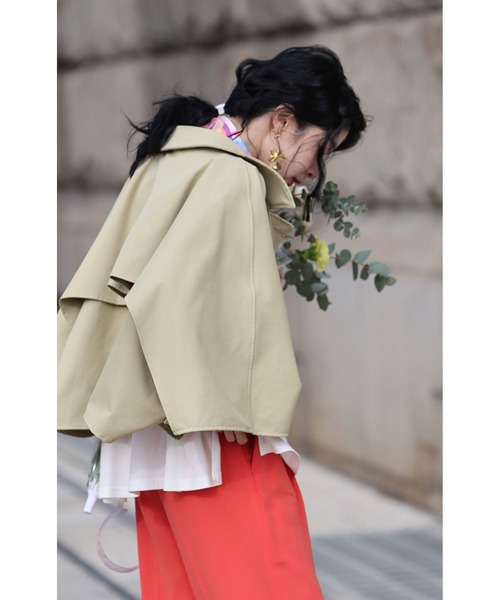 cawaii(カワイイ)の「ゆるやかなカーブシルエットのモモンガショートトレンチコート(トレンチコート・レディース・ネイビー/ベージュ・FREE)」の11枚目の写真