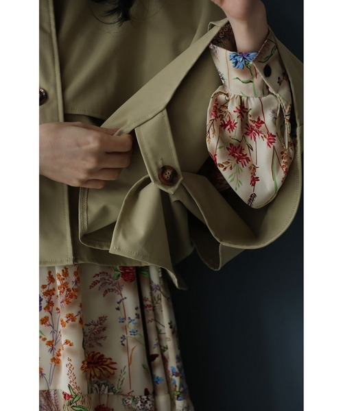 cawaii(カワイイ)の「ゆるやかなカーブシルエットのモモンガショートトレンチコート(トレンチコート・レディース・ネイビー/ベージュ・FREE)」の13枚目の写真