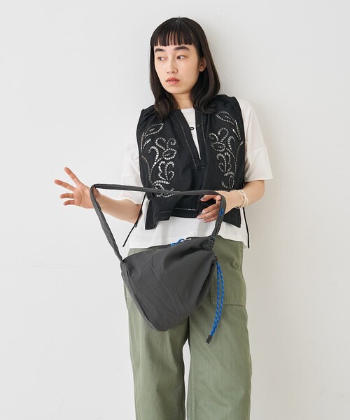 EARTH MADE(アースメイド)の「【WEB限定】【EARTH MADE】撥水ナイロンパラコードボンサックバッグ(ショルダーバッグ・レディース・ブラック/アイボリー/イエロー・フリー)」の14枚目の写真