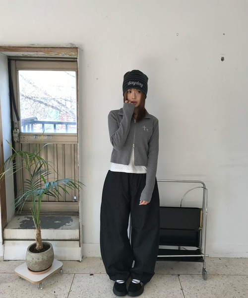 DAYDAY(デイデイ)の「クロスロゴスタッズリブトップス(Tシャツ/カットソー・レディース・ブラック/グレー・FREE)」の3枚目の写真