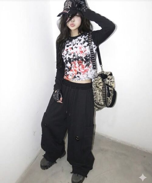 DEMARC(ドゥマーク)の「Graffiti Logo Graphic Slim Fit Long Sleeve T-shirt VER.2(Tシャツ/カットソー・レディース・ブラック・FREE)」の6枚目の写真