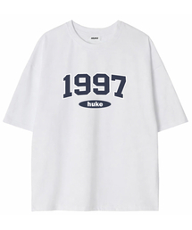 HUKE（ヒューク）の「1997ロゴ半袖Tシャツ（ホワイト）（Tシャツ/カットソー）」