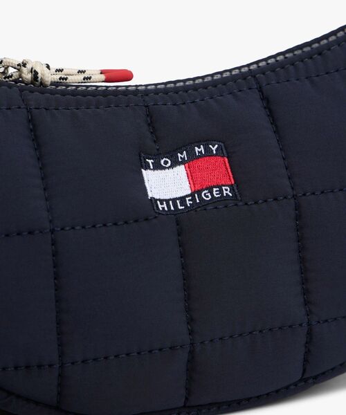 TOMMY HILFIGER(トミーヒルフィガー)の「ウェービーフラッグキルティングムーンバッグ(ボディバッグ/ウエストポーチ・キッズ・ネイビー・FREE)」の5枚目の写真