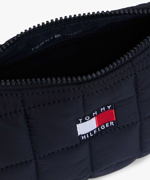TOMMY HILFIGER(トミーヒルフィガー)の「ウェービーフラッグキルティングムーンバッグ(ボディバッグ/ウエストポーチ・キッズ・ネイビー・FREE)」の4枚目の写真