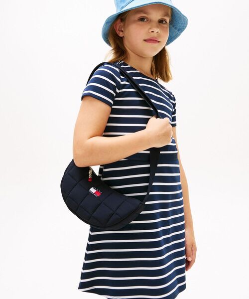 TOMMY HILFIGER(トミーヒルフィガー)の「ウェービーフラッグキルティングムーンバッグ(ボディバッグ/ウエストポーチ・キッズ・ネイビー・FREE)」の2枚目の写真