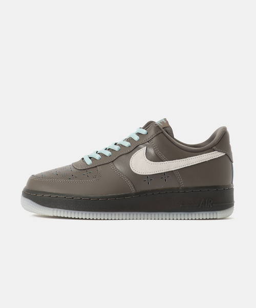 NIKE(ナイキ)の「NIKE W AIR FORCE 1 '07 LV8 FMME IR5690-256(スニーカー・レディース・ブラウン・23cm/23.5cm/24cm/24.5cm/25cm)」の1枚目の写真