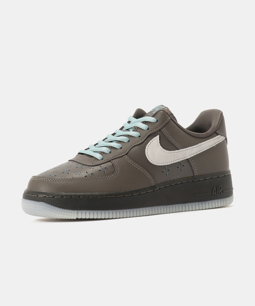 NIKE(ナイキ)の「NIKE W AIR FORCE 1 '07 LV8 FMME IR5690-256(スニーカー・レディース・ブラウン・23cm/23.5cm/24cm/24.5cm/25cm)」の2枚目の写真