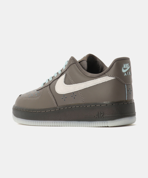 NIKE(ナイキ)の「NIKE W AIR FORCE 1 '07 LV8 FMME IR5690-256(スニーカー・レディース・ブラウン・23cm/23.5cm/24cm/24.5cm/25cm)」の3枚目の写真