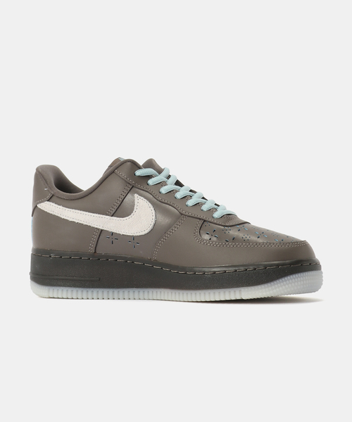 NIKE(ナイキ)の「NIKE W AIR FORCE 1 '07 LV8 FMME IR5690-256(スニーカー・レディース・ブラウン・23cm/23.5cm/24cm/24.5cm/25cm)」の5枚目の写真