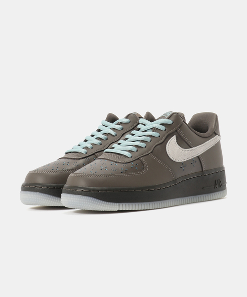 NIKE(ナイキ)の「NIKE W AIR FORCE 1 '07 LV8 FMME IR5690-256(スニーカー・レディース・ブラウン・23cm/23.5cm/24cm/24.5cm/25cm)」の7枚目の写真