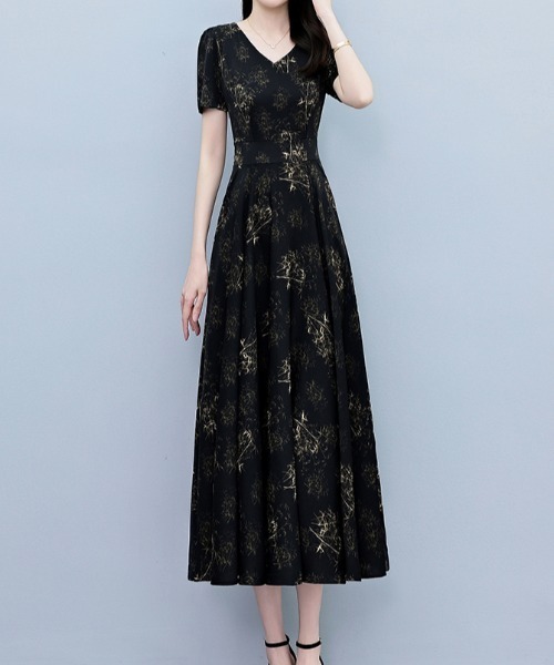LUCPY(ラクピー)の「Vネックフレアワンピース(ワンピース・レディース・ブラック・LARGE/MEDIUM/XX-LARGE/X-LARGE)」の1枚目の写真