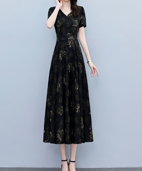LUCPY(ラクピー)の「Vネックフレアワンピース(ワンピース・レディース・ブラック・LARGE/MEDIUM/XX-LARGE/X-LARGE)」の3枚目の写真