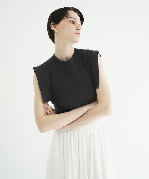CLANE(クラネ)の「SQUARE SLEEVE KNIT TOPS(ニット/セーター・レディース・チャコールグレー/ブラック/ブラウン系その他/ホワイト・1/2)」の4枚目の写真