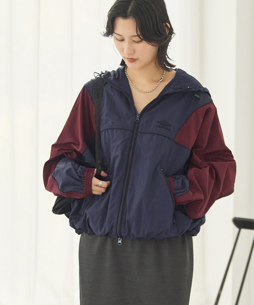 UMBRO(アンブロ)の「【UMBRO×JS】 HOODIE(ナイロンジャケット・レディース・ベージュ/ネイビー・FREE)」の1枚目の写真