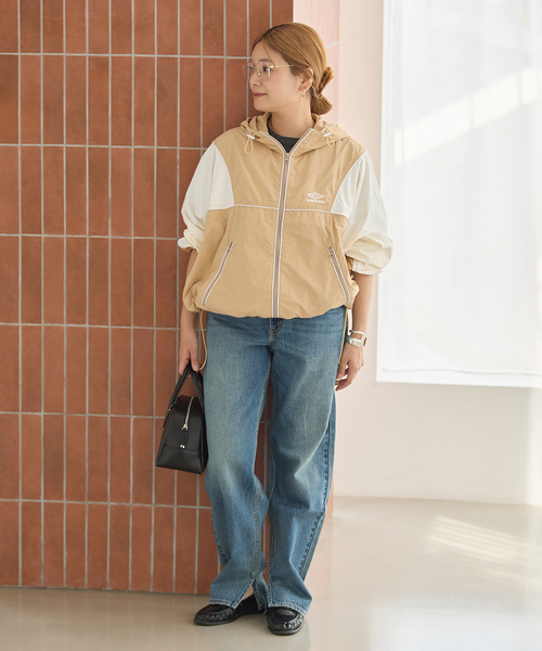 UMBRO(アンブロ)の「【UMBRO×JS】 HOODIE(ナイロンジャケット・レディース・ベージュ/ネイビー・FREE)」の3枚目の写真