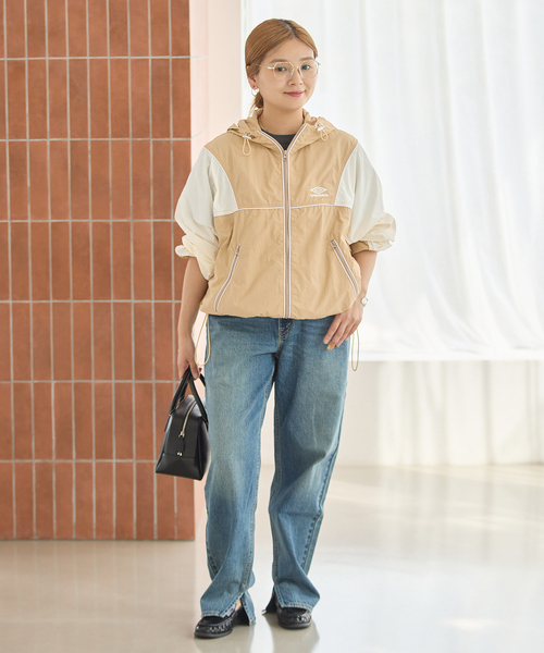 UMBRO(アンブロ)の「【UMBRO×JS】 HOODIE(ナイロンジャケット・レディース・ベージュ/ネイビー・FREE)」の5枚目の写真