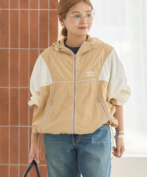 UMBRO(アンブロ)の「【UMBRO×JS】 HOODIE(ナイロンジャケット・レディース・ベージュ/ネイビー・FREE)」の7枚目の写真