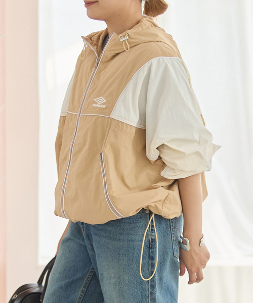 UMBRO(アンブロ)の「【UMBRO×JS】 HOODIE(ナイロンジャケット・レディース・ベージュ/ネイビー・FREE)」の9枚目の写真