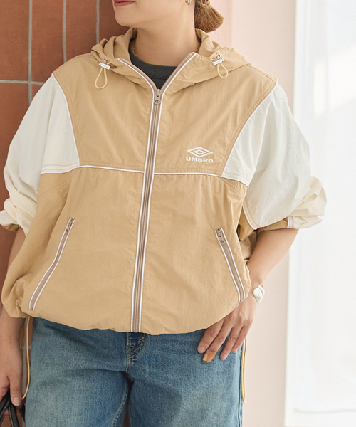UMBRO(アンブロ)の「【UMBRO×JS】 HOODIE(ナイロンジャケット・レディース・ベージュ/ネイビー・FREE)」の10枚目の写真
