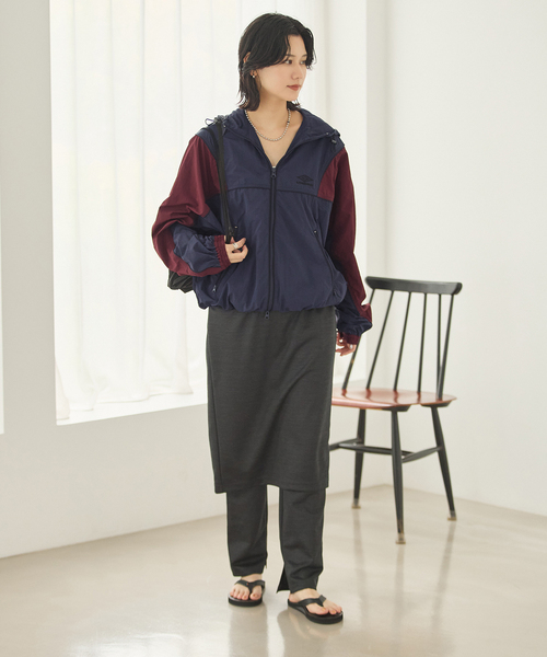 UMBRO(アンブロ)の「【UMBRO×JS】 HOODIE(ナイロンジャケット・レディース・ベージュ/ネイビー・FREE)」の11枚目の写真