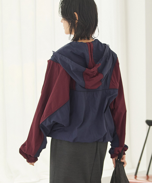UMBRO(アンブロ)の「【UMBRO×JS】 HOODIE(ナイロンジャケット・レディース・ベージュ/ネイビー・FREE)」の14枚目の写真