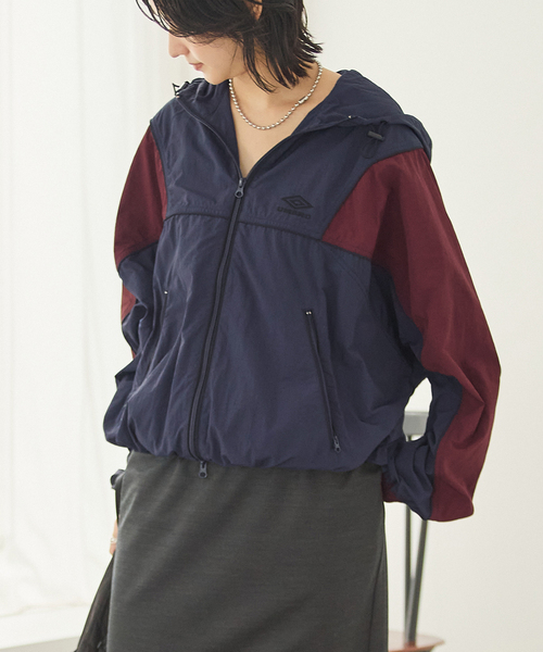 UMBRO(アンブロ)の「【UMBRO×JS】 HOODIE(ナイロンジャケット・レディース・ベージュ/ネイビー・FREE)」の16枚目の写真