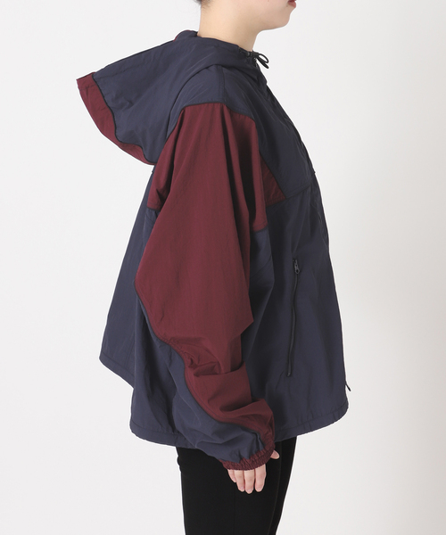 UMBRO(アンブロ)の「【UMBRO×JS】 HOODIE(ナイロンジャケット・レディース・ベージュ/ネイビー・FREE)」の21枚目の写真