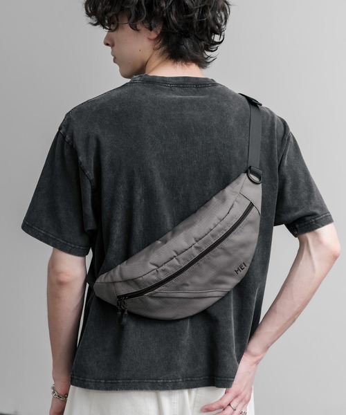 MEI（メイ）の「MEI メイ BOTTOMLINE M ハーフムーンショルダーバッグ/ウエストポーチ（ショルダーバッグ・メンズ・ブラック/グレー/ベージュ/オリーブドラブ・FREE）」の2枚目の写真