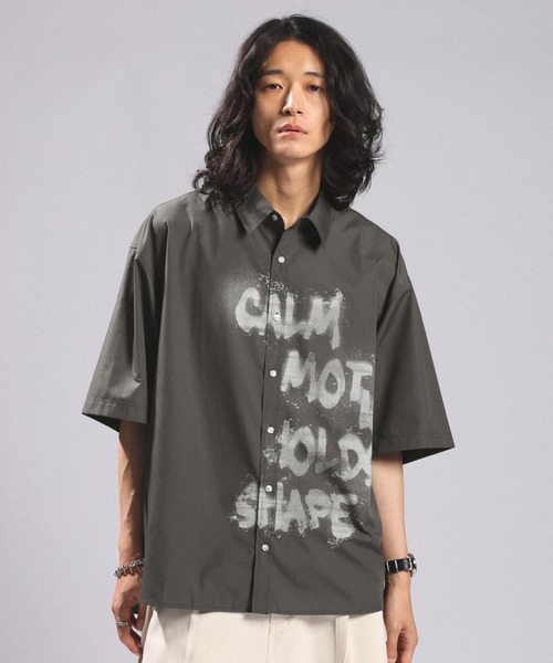 RAGEBLUE（レイジブルー）の「SPRAY LOGO LOOSE FIT SHIRTS/スプレーロゴルーズシルエットシャツ（シャツ/ブラウス・メンズ・サックスブルー/ホワイト/グレー・MEDIUM/LARGE）」の3枚目の写真