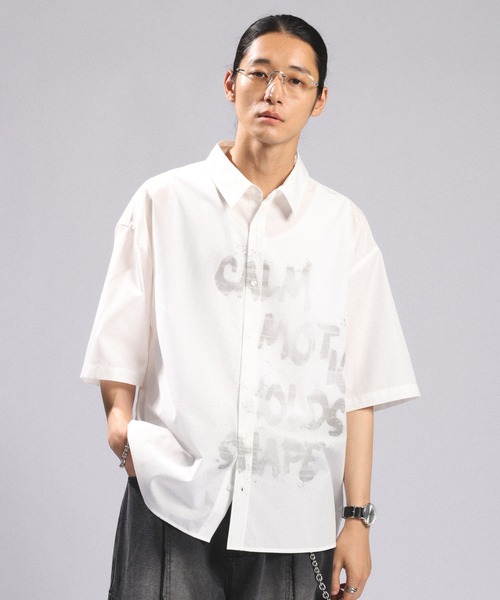 RAGEBLUE（レイジブルー）の「SPRAY LOGO LOOSE FIT SHIRTS/スプレーロゴルーズシルエットシャツ（シャツ/ブラウス・メンズ・サックスブルー/ホワイト/グレー・MEDIUM/LARGE）」の2枚目の写真