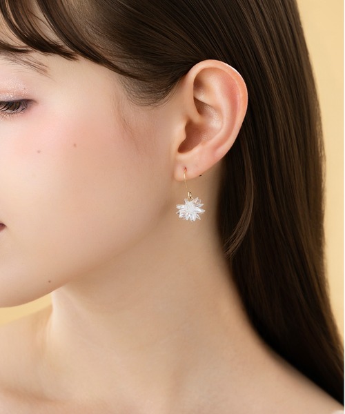 LA MUe(ラミュー)の「【LA MUE】クリスタル フラワー ドロップ ピアス(ピアス(両耳用)・レディース・ブルー/パープル/ホワイト/ライトブラウン・FREE)」の1枚目の写真