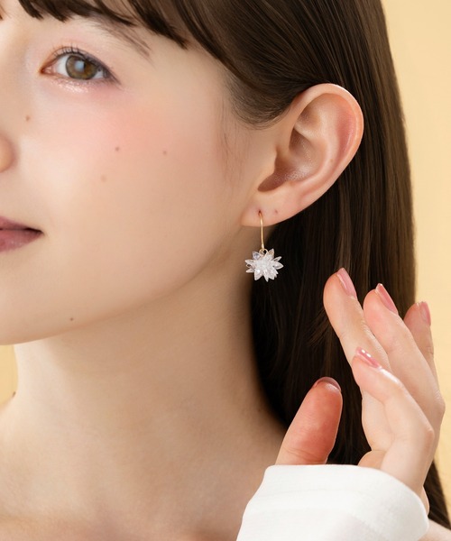 LA MUe(ラミュー)の「【LA MUE】クリスタル フラワー ドロップ ピアス(ピアス(両耳用)・レディース・ブルー/パープル/ホワイト/ライトブラウン・FREE)」の6枚目の写真