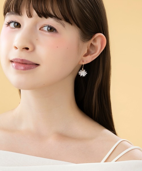 LA MUe(ラミュー)の「【LA MUE】クリスタル フラワー ドロップ ピアス(ピアス(両耳用)・レディース・ブルー/パープル/ホワイト/ライトブラウン・FREE)」の7枚目の写真
