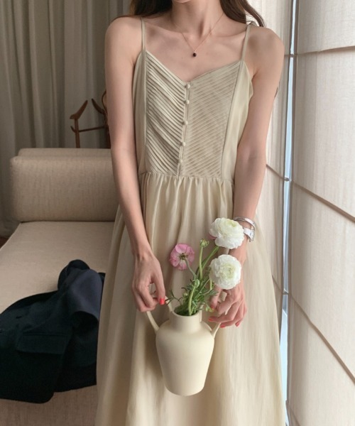 AMAJI(アマジ)の「シャーリング キャミソールワンピース(ワンピース・レディース・ベージュ/カーキ・FREE)」の2枚目の写真