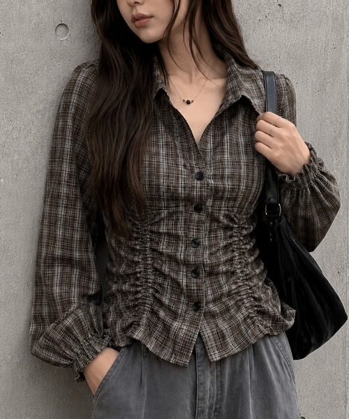 Achic(アシック)の「チェック柄シャーリングショートシャツ(シャツ/ブラウス・レディース・ブラック/テラコッタ/ブラウン系その他/ブラウン・M)」の3枚目の写真