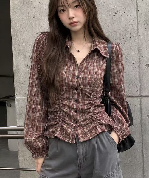Achic(アシック)の「チェック柄シャーリングショートシャツ(シャツ/ブラウス・レディース・ブラック/テラコッタ/ブラウン系その他/ブラウン・M)」の1枚目の写真