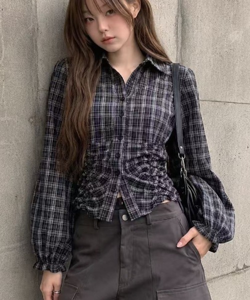 Achic(アシック)の「チェック柄シャーリングショートシャツ(シャツ/ブラウス・レディース・ブラック/テラコッタ/ブラウン系その他/ブラウン・M)」の2枚目の写真