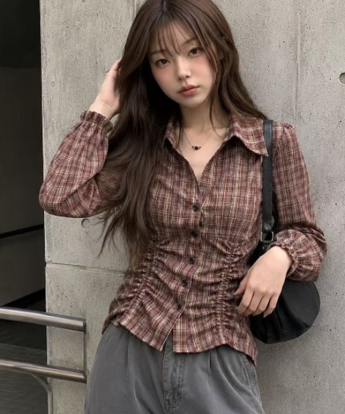 Achic(アシック)の「チェック柄シャーリングショートシャツ(シャツ/ブラウス・レディース・ブラック/テラコッタ/ブラウン系その他/ブラウン・M)」の10枚目の写真
