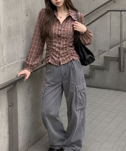 Achic(アシック)の「チェック柄シャーリングショートシャツ(シャツ/ブラウス・レディース・ブラック/テラコッタ/ブラウン系その他/ブラウン・M)」の11枚目の写真