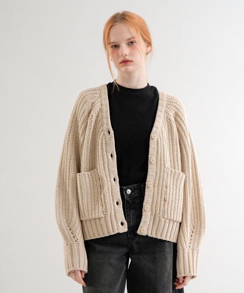 VLETI(ブレッティ)の「Poket Cable Knit Cardigan (Oat_beige)(カーディガン/ボレロ・レディース・サンドベージュ・FREE)」の1枚目の写真