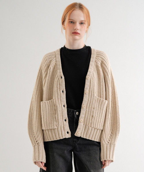 VLETI(ブレッティ)の「Poket Cable Knit Cardigan (Oat_beige)(カーディガン/ボレロ・レディース・サンドベージュ・FREE)」の2枚目の写真