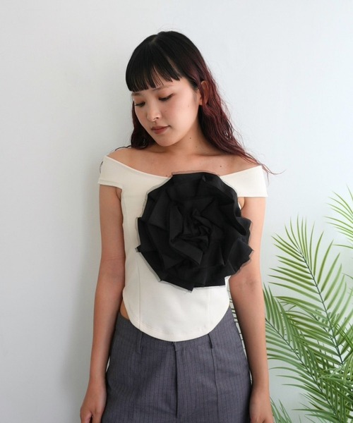 BLOOMING CHARM(ブルーミングチャーム)の「Big Flower Off shoulder Top(その他トップス・レディース・グリーン/ベージュ/ブラック・FREE)」の1枚目の写真