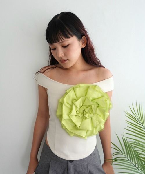 BLOOMING CHARM(ブルーミングチャーム)の「Big Flower Off shoulder Top(その他トップス・レディース・グリーン/ベージュ/ブラック・FREE)」の3枚目の写真