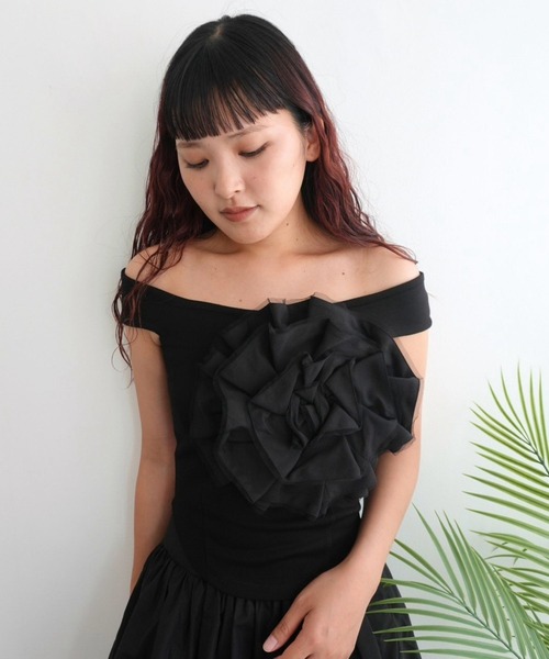 BLOOMING CHARM(ブルーミングチャーム)の「Big Flower Off shoulder Top(その他トップス・レディース・グリーン/ベージュ/ブラック・FREE)」の2枚目の写真
