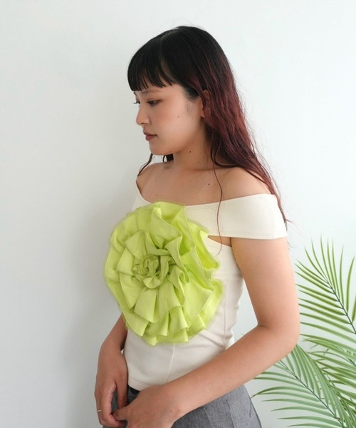 BLOOMING CHARM(ブルーミングチャーム)の「Big Flower Off shoulder Top(その他トップス・レディース・グリーン/ベージュ/ブラック・FREE)」の4枚目の写真