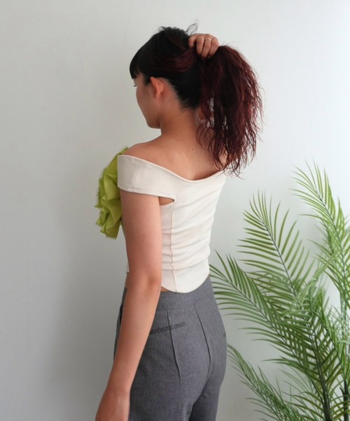 BLOOMING CHARM(ブルーミングチャーム)の「Big Flower Off shoulder Top(その他トップス・レディース・グリーン/ベージュ/ブラック・FREE)」の10枚目の写真