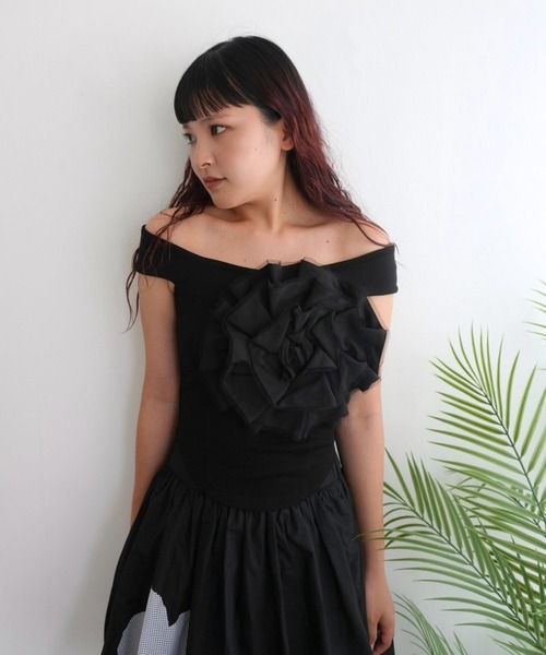 BLOOMING CHARM(ブルーミングチャーム)の「Big Flower Off shoulder Top(その他トップス・レディース・グリーン/ベージュ/ブラック・FREE)」の11枚目の写真