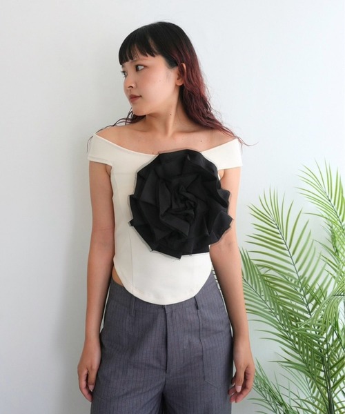 BLOOMING CHARM(ブルーミングチャーム)の「Big Flower Off shoulder Top(その他トップス・レディース・グリーン/ベージュ/ブラック・FREE)」の18枚目の写真